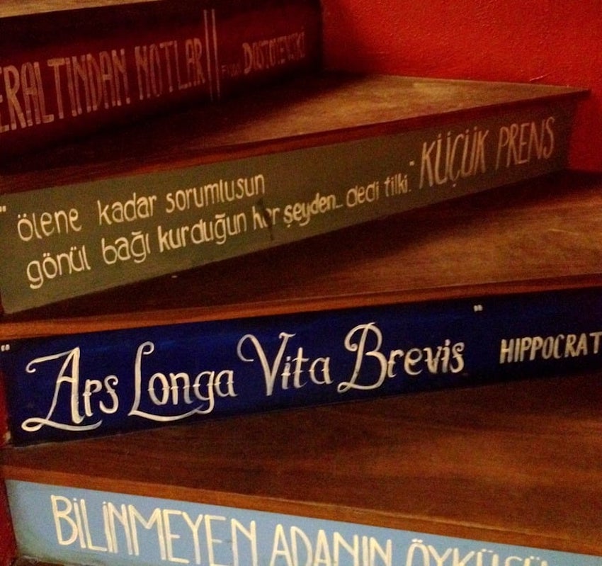 Minoa Books and Coffee, Akaretler