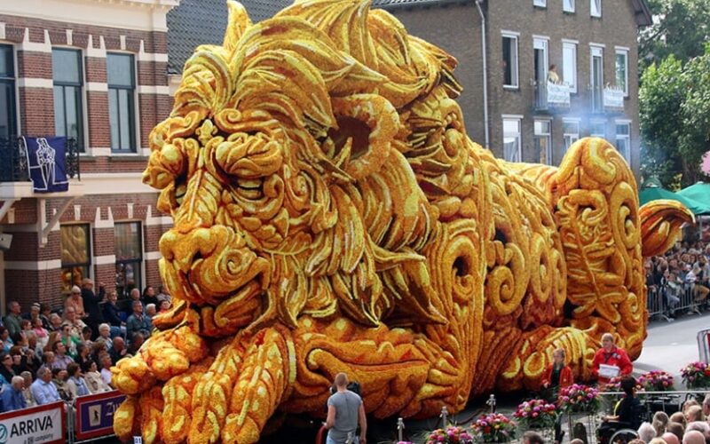 Hollanda Çiçek Geçidinden Devasa 10 Çiçek Tasarımı