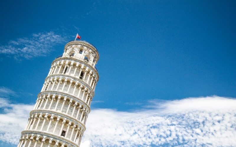 Pisa Kulesi neden eğri?