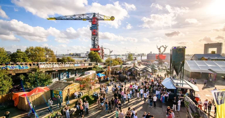 Amsterdam NDSM Wharf eski tersane ve açık hava sanat alanı
