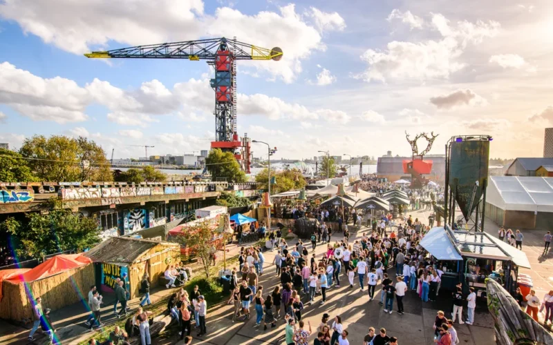 Amsterdam NDSM Wharf eski tersane ve açık hava sanat alanı