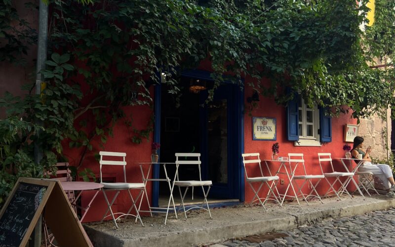 Cunda Adası'nda taş sokak ve tarihi evler