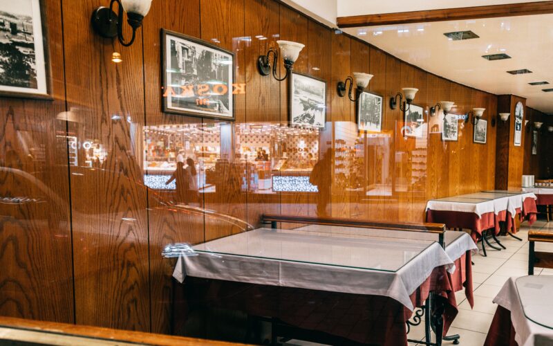 İstanbul'da modern restoran atmosferi