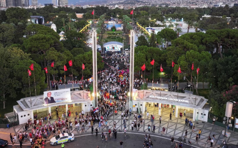 İzmir Enternasyonal Fuarı'nda Kültürpark'a giriş yapan ziyaretçiler