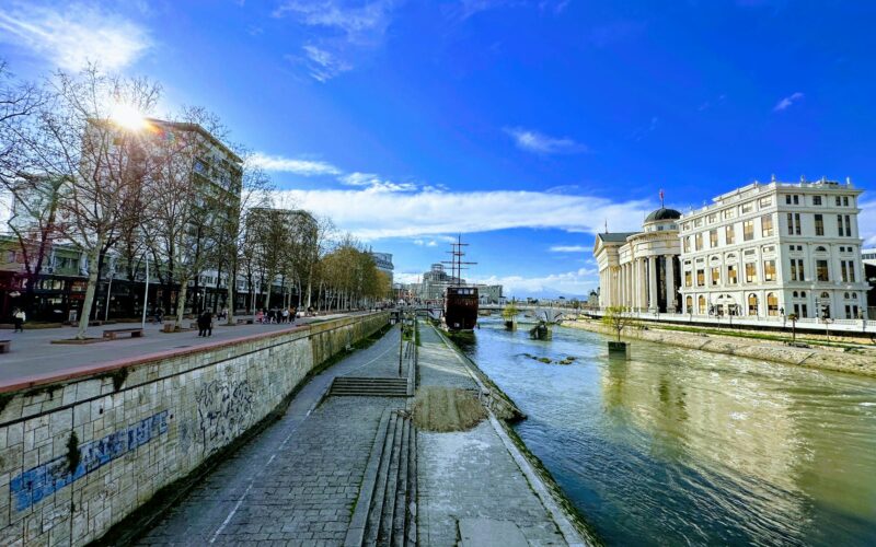 Kuzey Makedonya'nın başkenti Üsküp'te Vardar Nehri ve şehir merkezi
