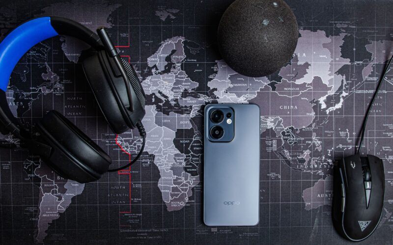 Akıllı telefon, kulaklık ve teknoloji cihazları dünya haritası üzerinde