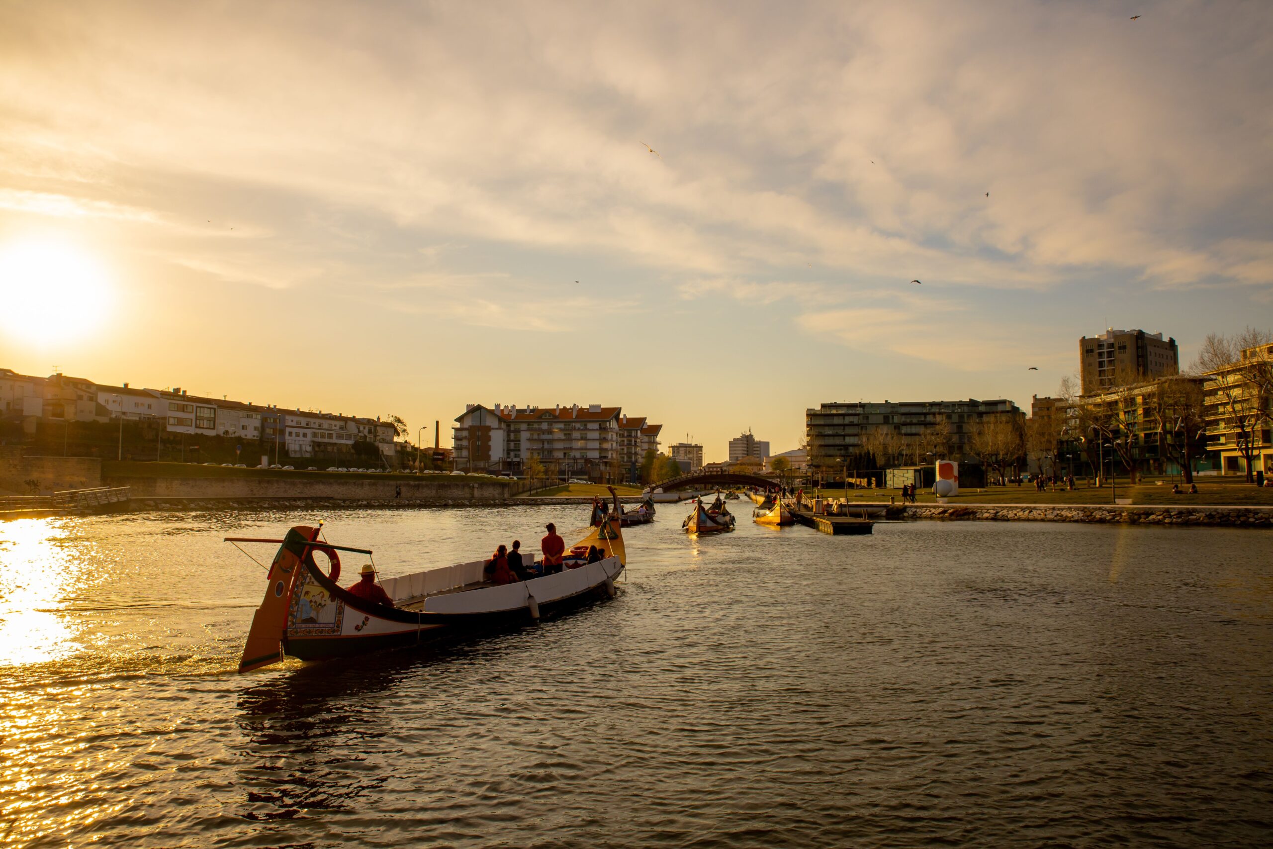 Aveiro lagününde geleneksel tekneler ve şehir manzarası