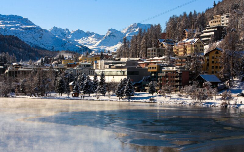 St. Moritz'te kış manzarası ve karla kaplı İsviçre Alpleri