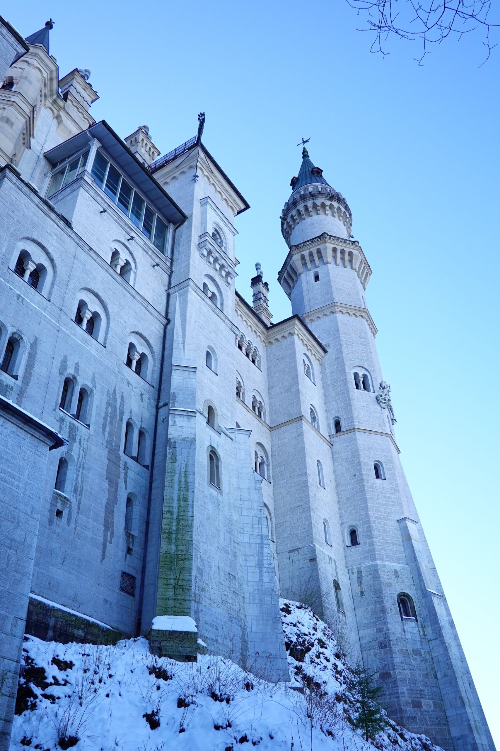 Karlarla çevrili Neuschwanstein Şatosu ve Bavyera manzarası