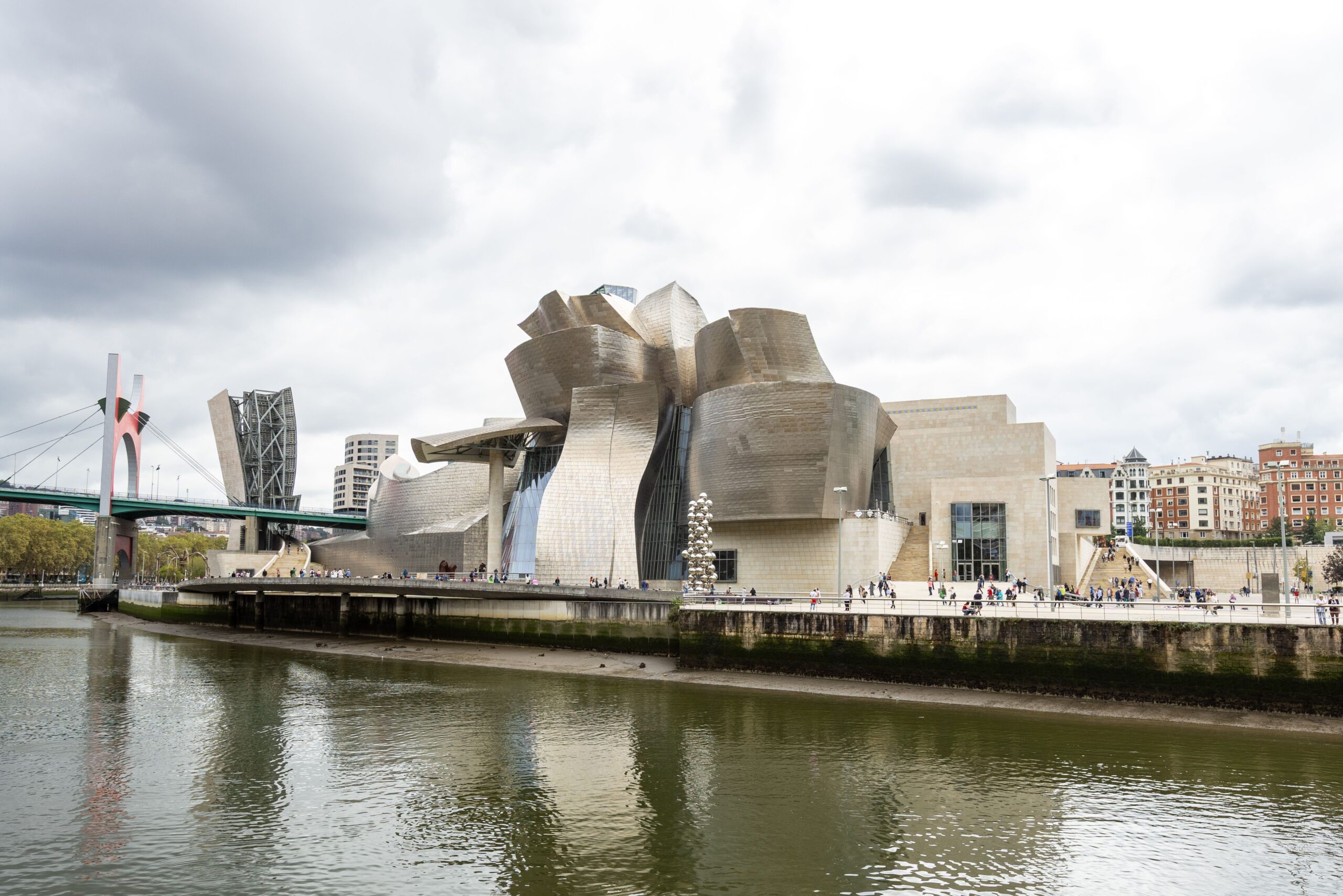 Bilbao Guggenheim Müzesi ve şehir nehrinin manzarası