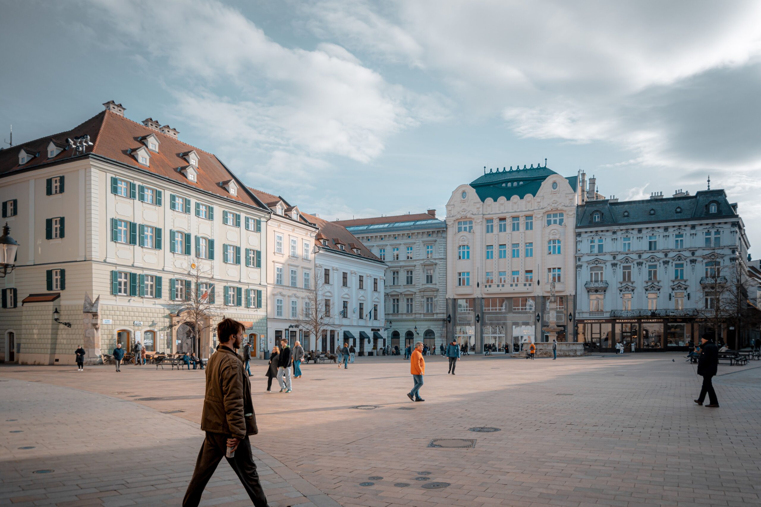 Bratislava'nın tarihi ana meydanı ve eski şehir merkezi