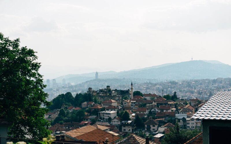 Saraybosna'nın tarihi şehir manzarası ve çevresindeki dağlar