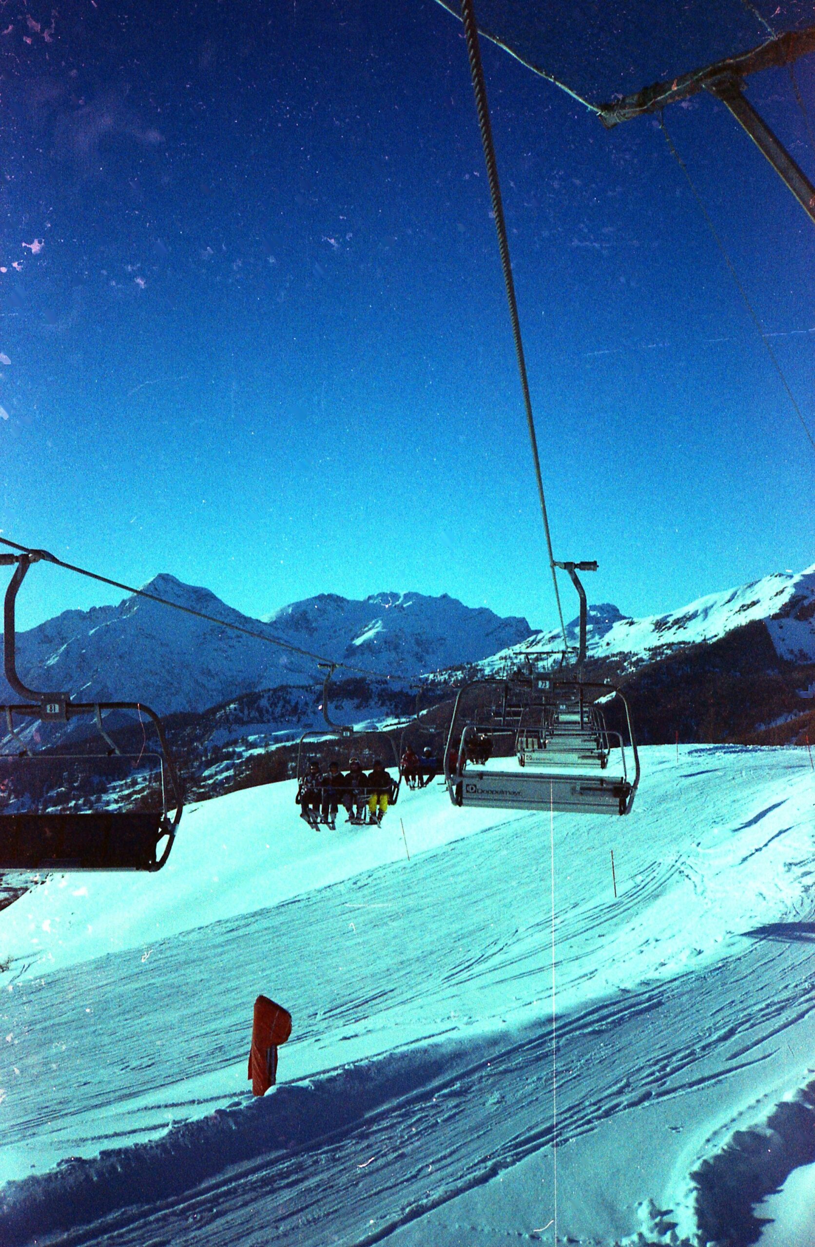 Sestriere'de karla kaplı kayak pistleri ve telesiyej manzarası