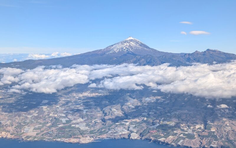 Ekim ayında Tenerife'de Teide volkanı ve volkanik manzara