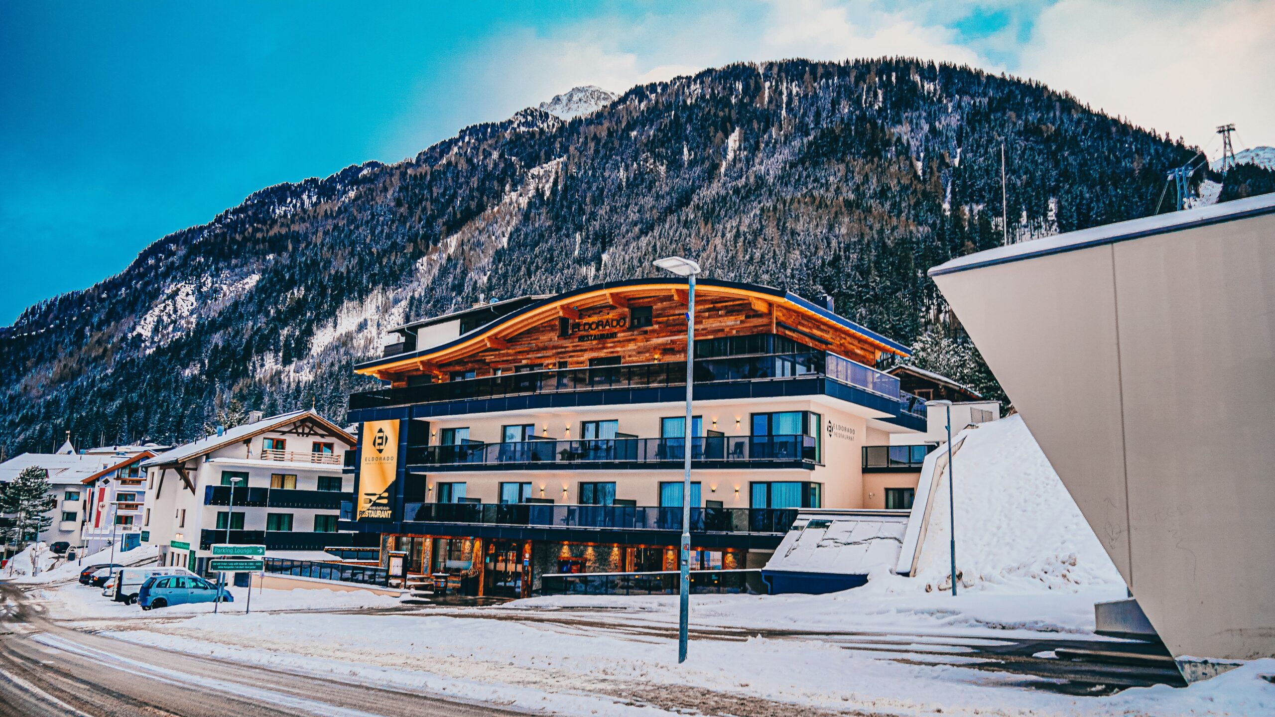 Ischgl'de karla kaplı kayak merkezi ve dağ manzarası