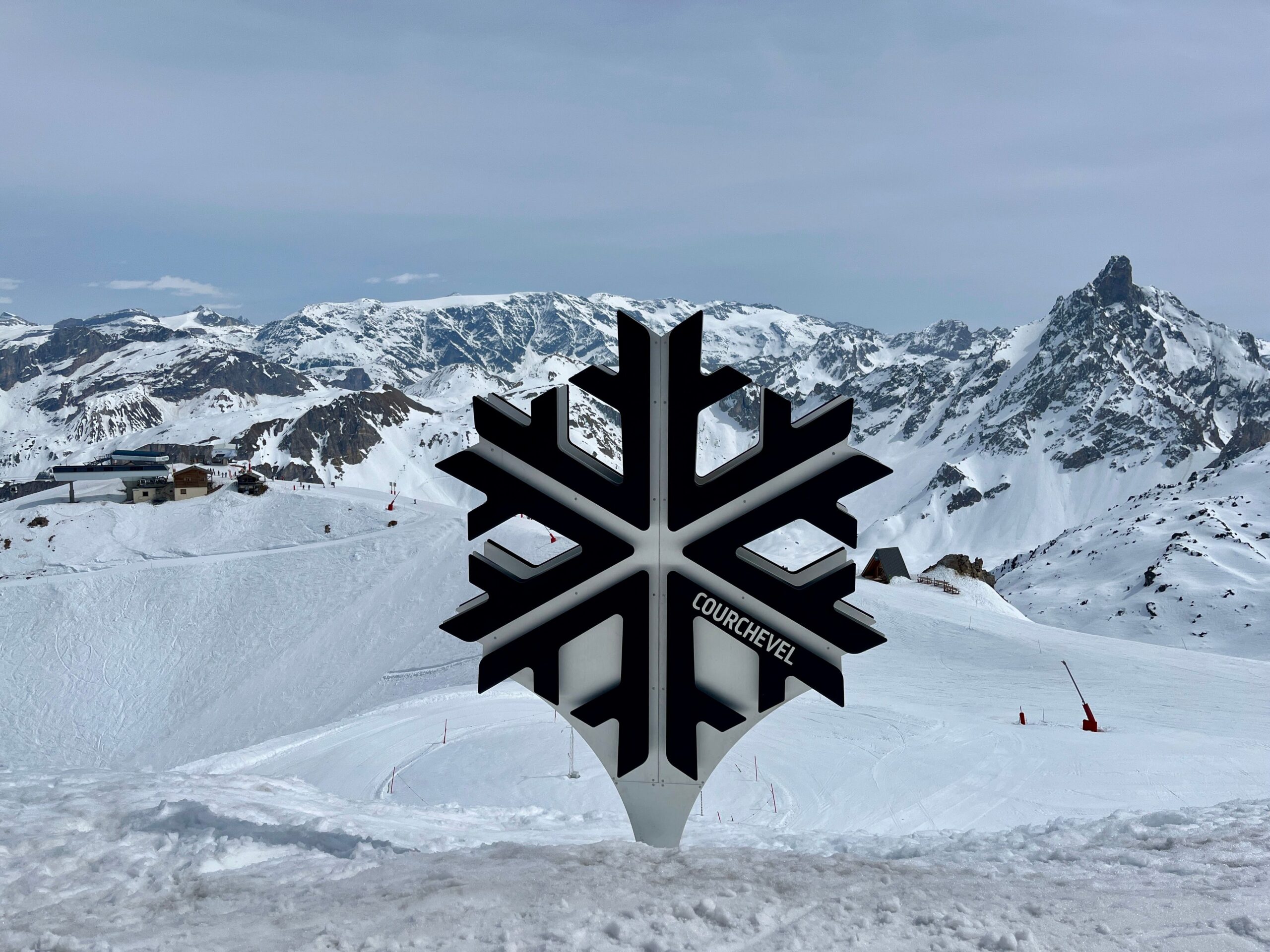 Courchevel kayak bölgesinde karla kaplı dağlar ve pist manzarası