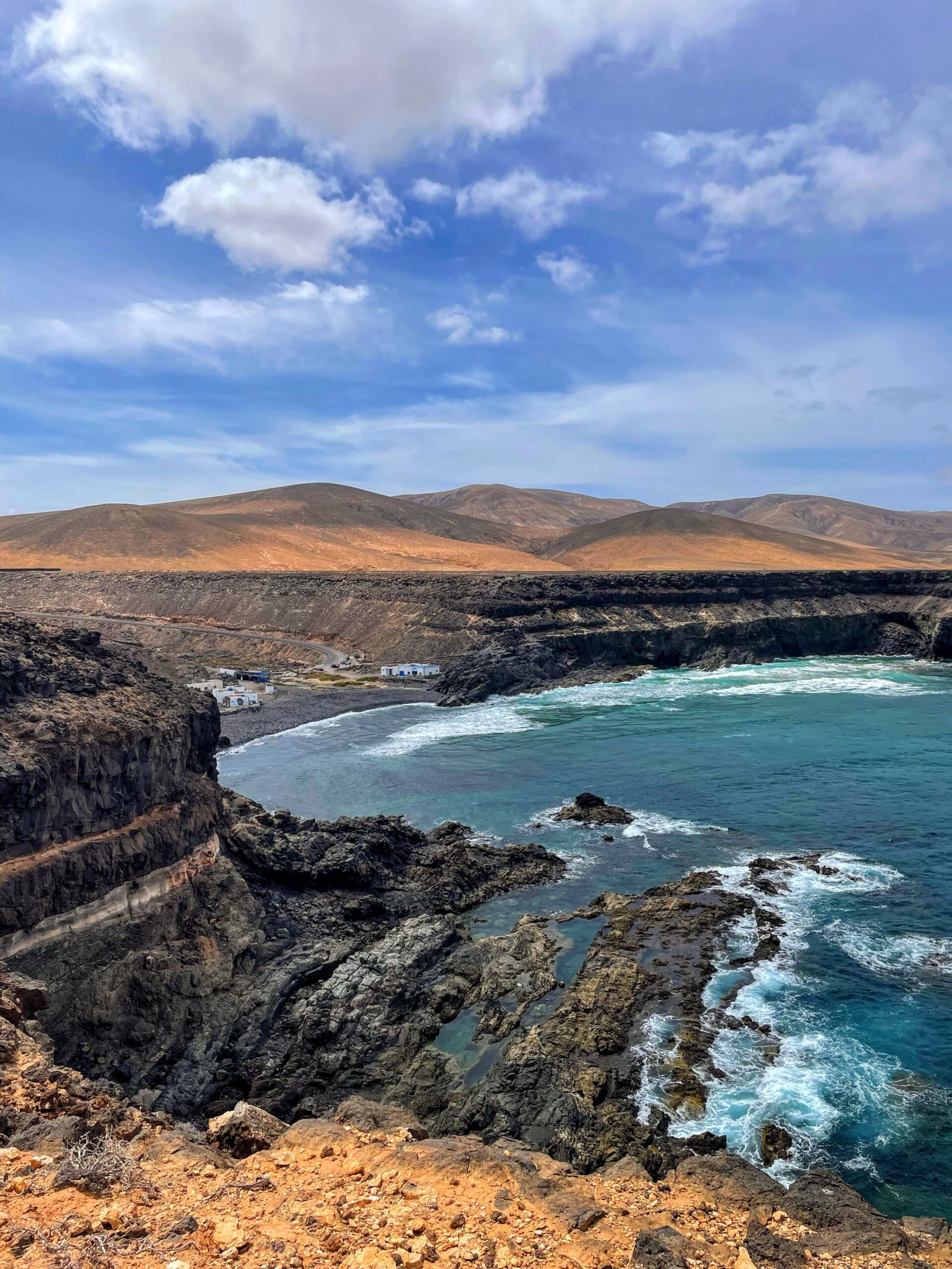 Fuerteventura'da turkuaz deniz ve kayalık kıyı manzarası