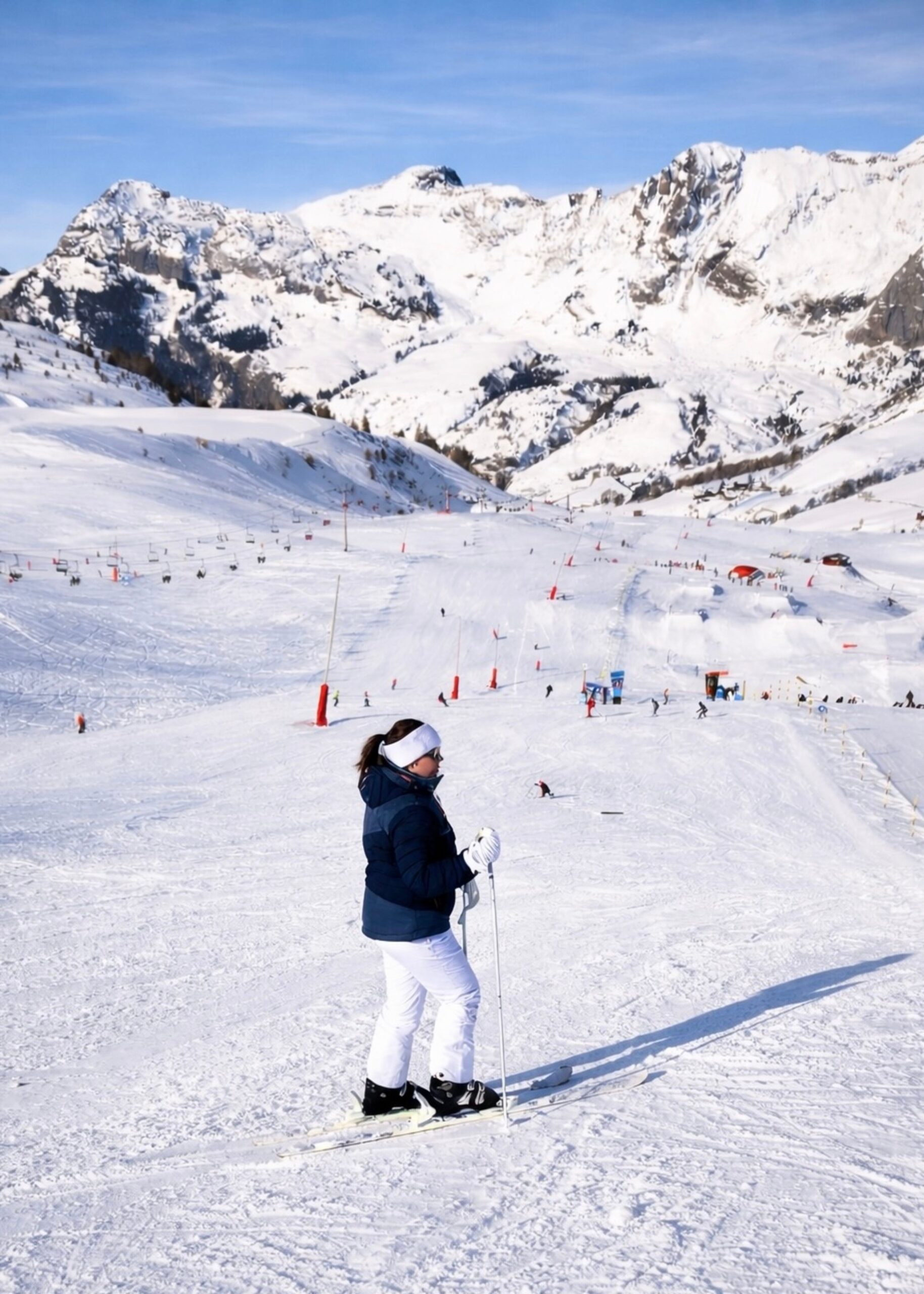 Fransız Alpleri'nde karla kaplı pistlerde kayak yapan sporcular