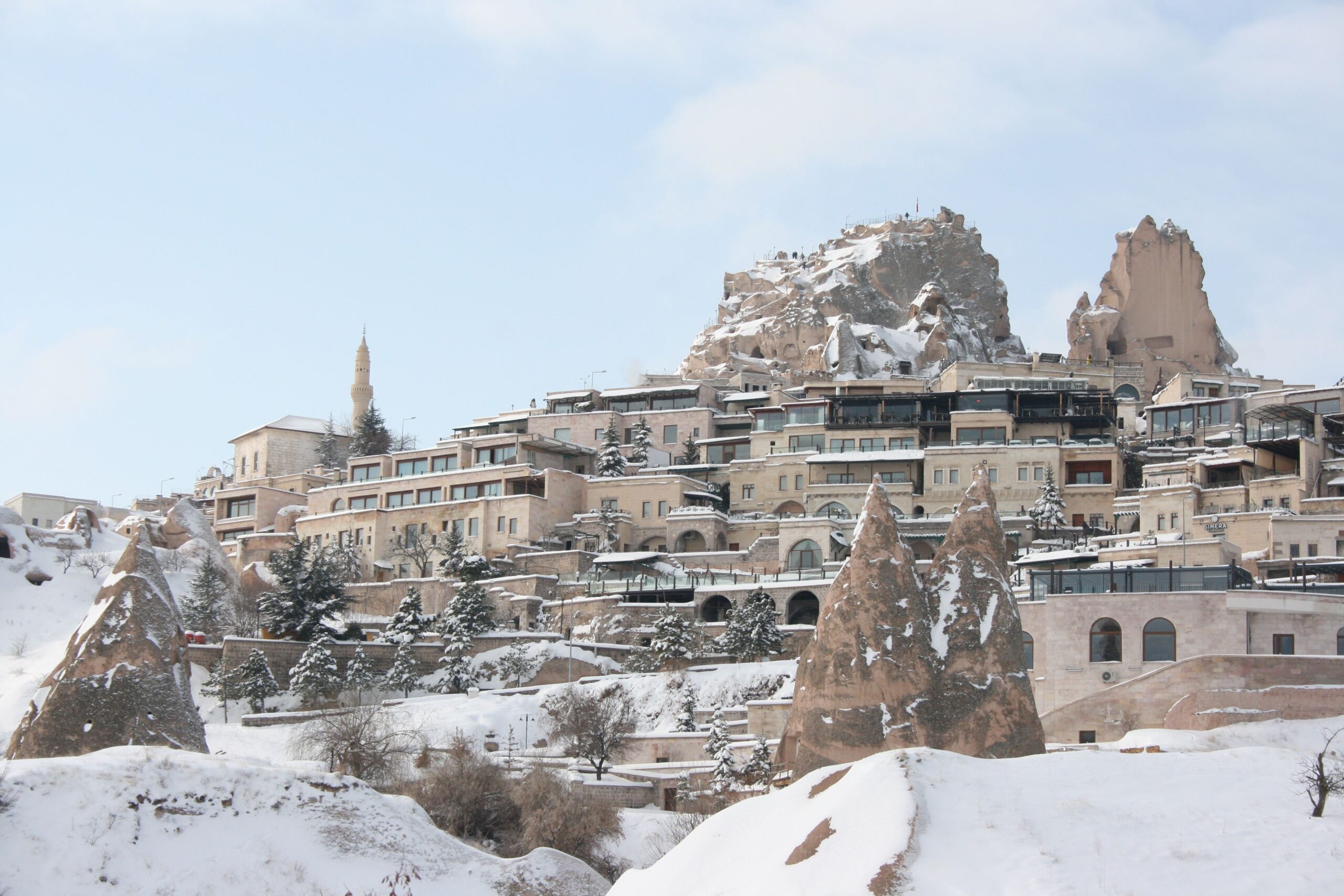 Kar altında Kapadokya yerleşimi ve kaya oluşumları