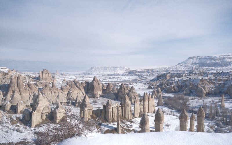 Kışın karla kaplı Kapadokya vadileri ve peri bacaları