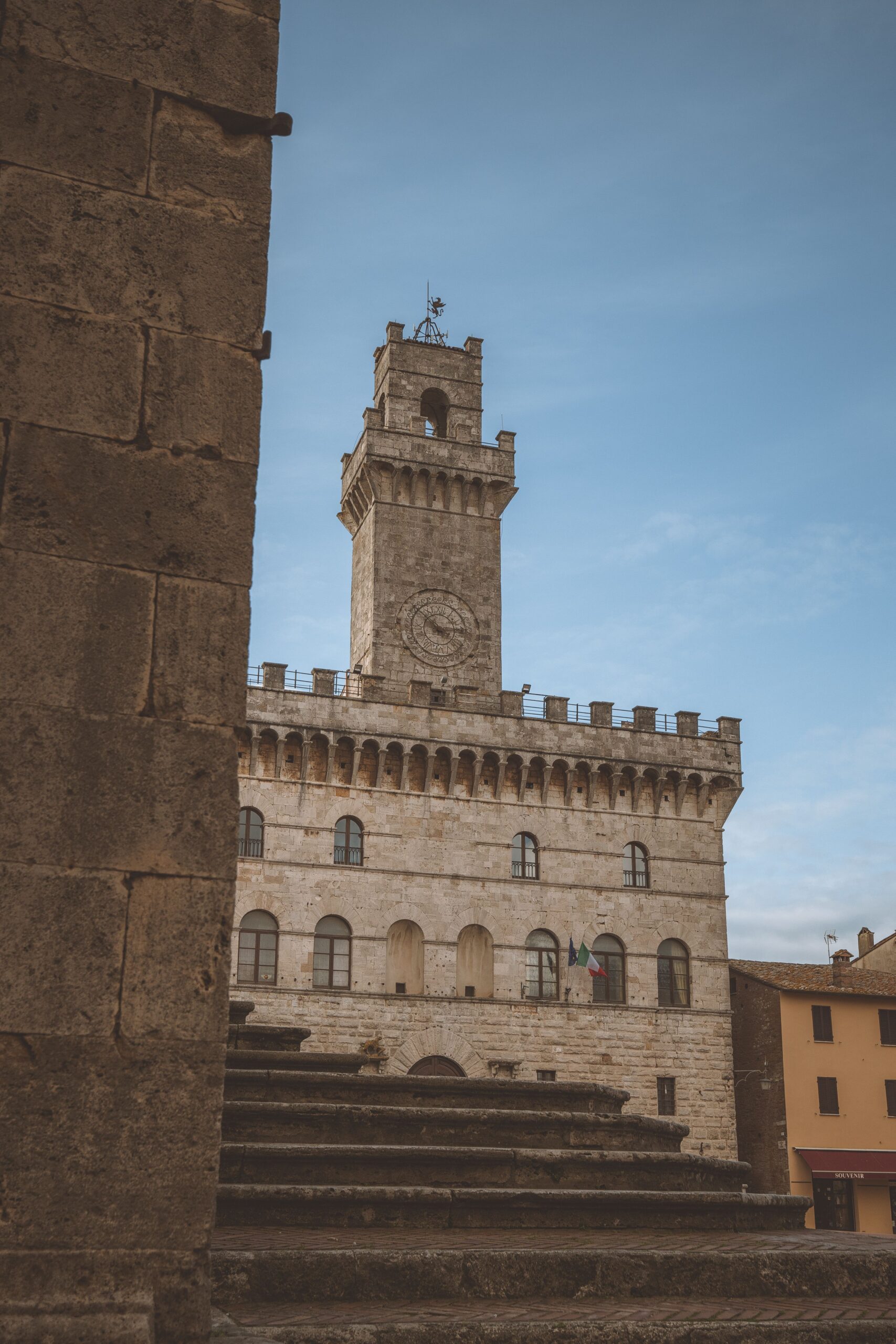 Montepulciano'nun tarihi meydanı ve Rönesans mimarisi