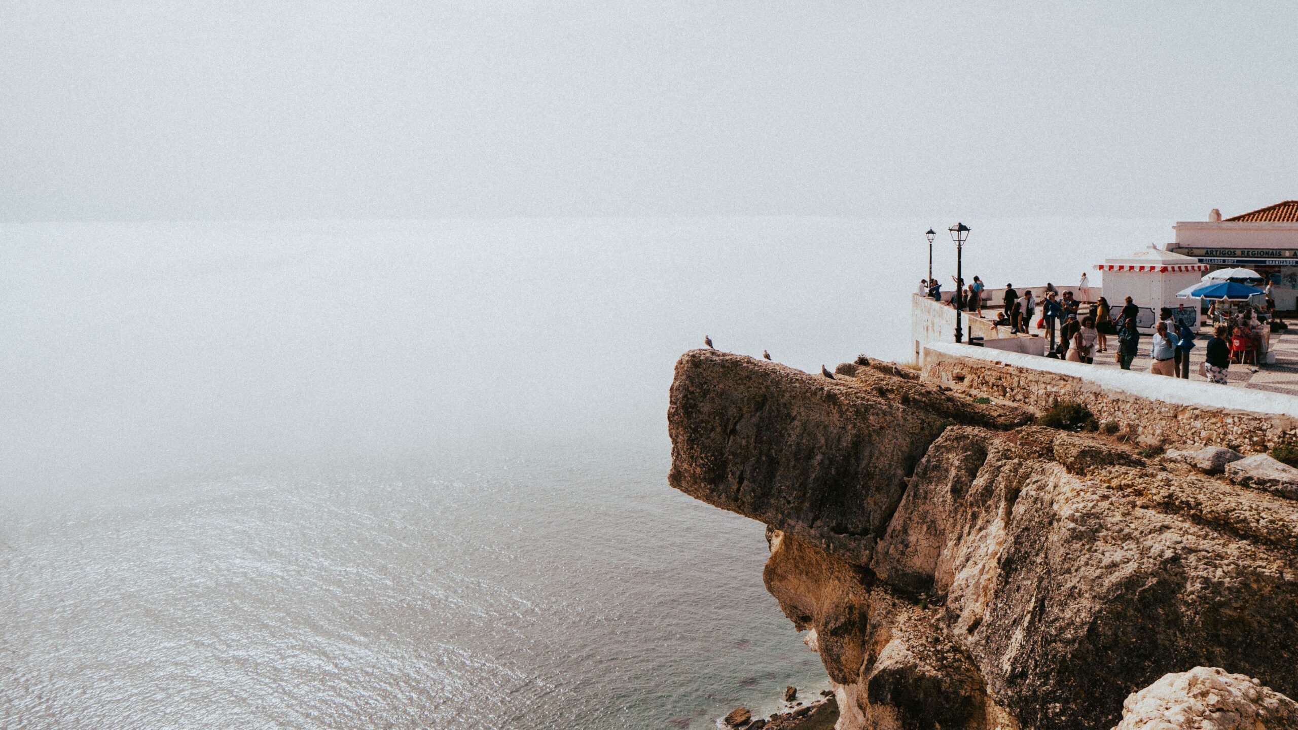 Nazaré'de Sitio Tepesi ve Atlantik Okyanusu manzarası