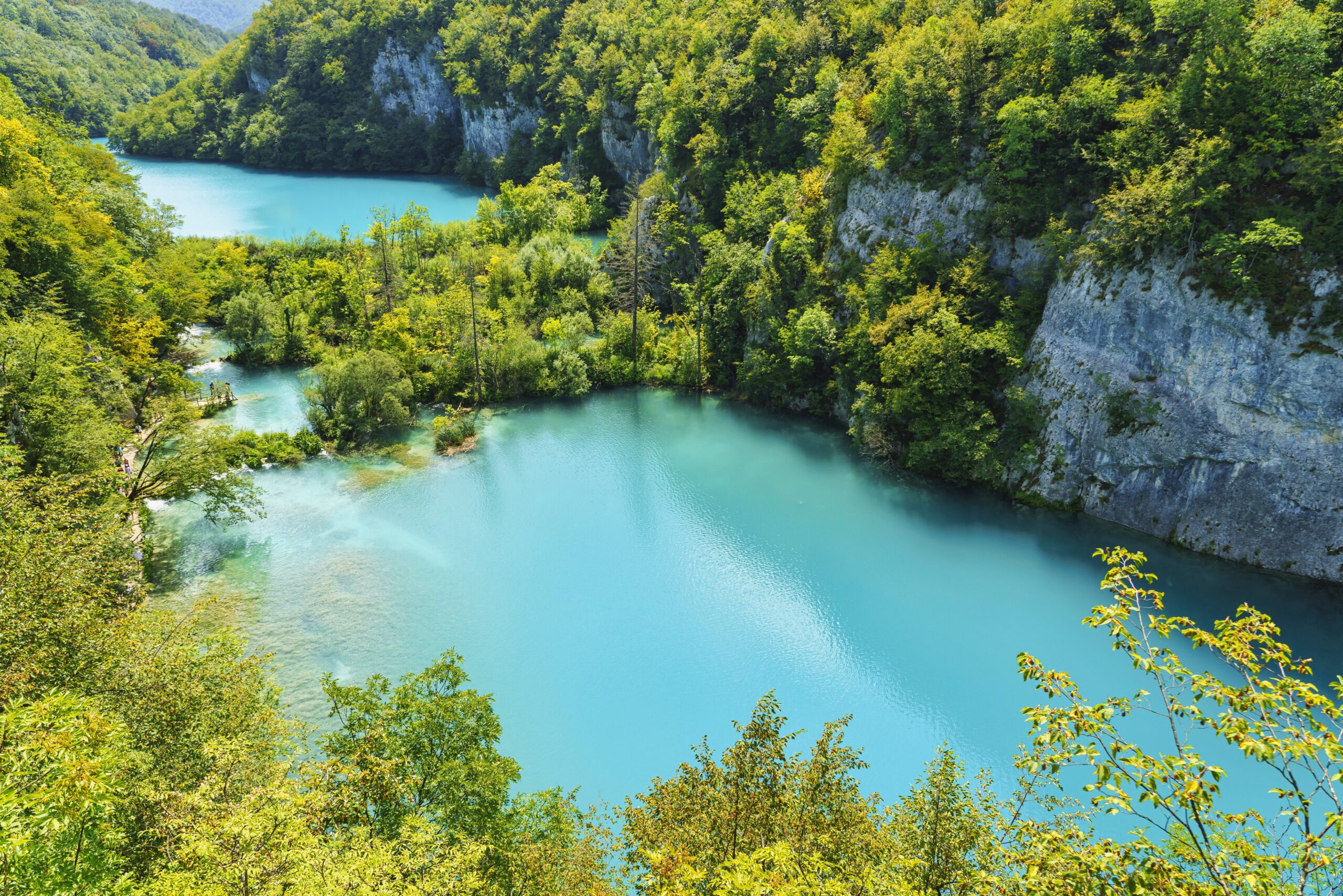 Plitvice Gölleri Milli Parkı'nın turkuaz gölleri ve ormanları