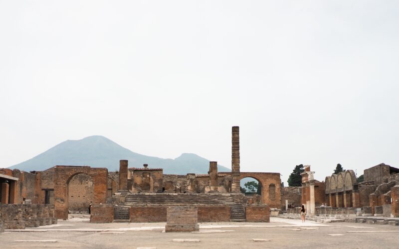 Pompeii antik kentinin kalıntıları ve Vezüv Yanardağı