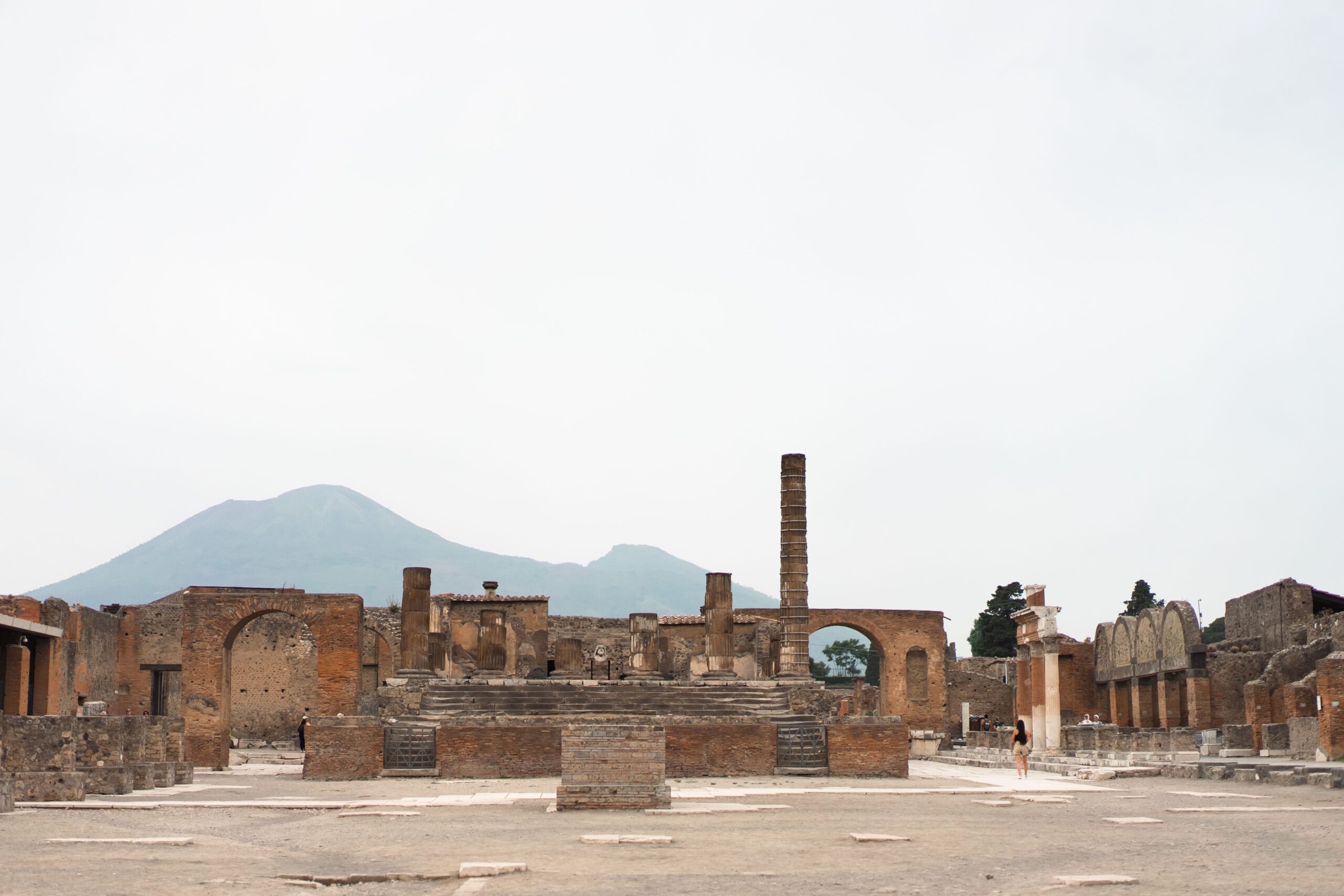 Pompeii antik kentinin kalıntıları ve Vezüv Yanardağı