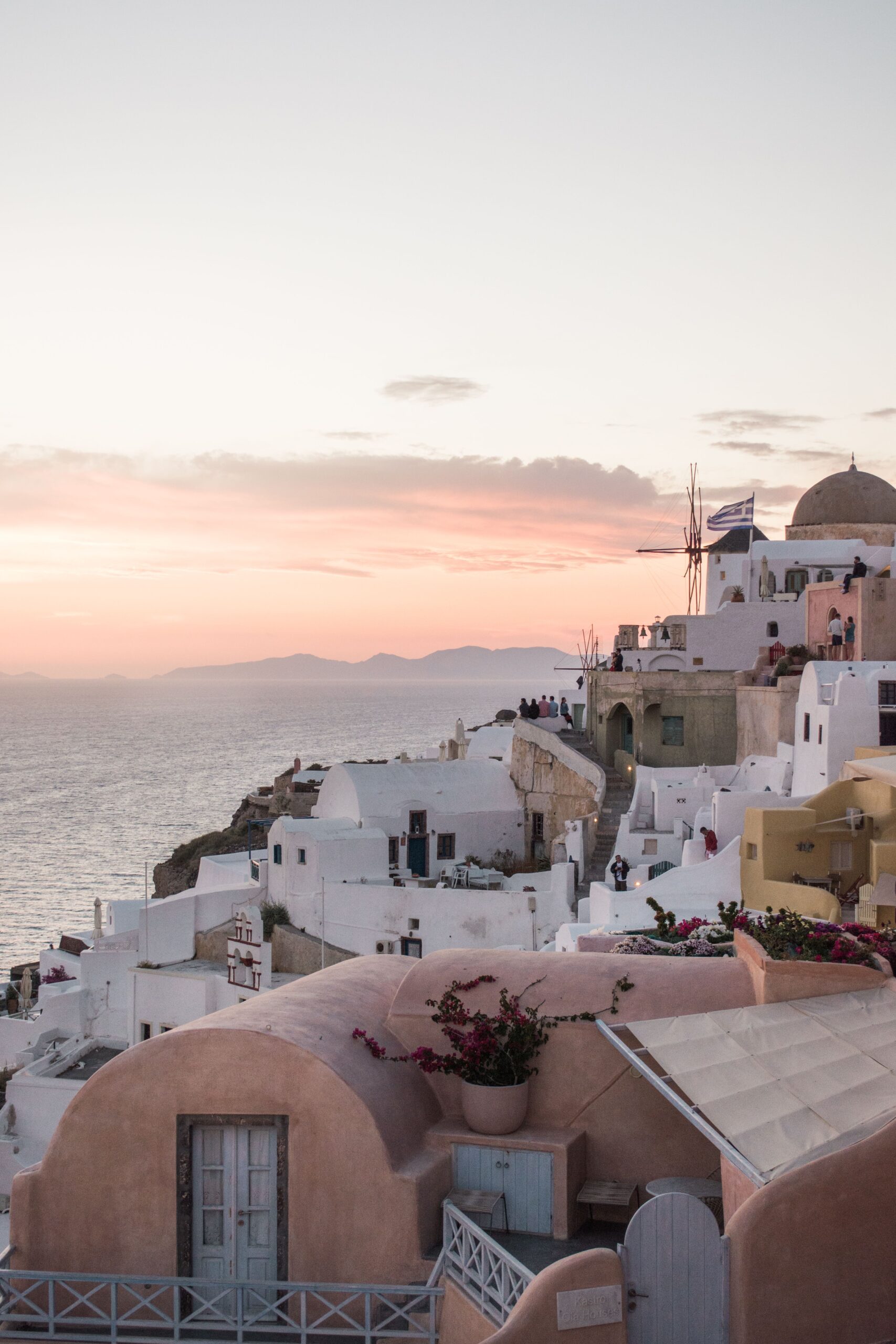 Santorini'nin beyaz evleri ve Ege Denizi manzarası