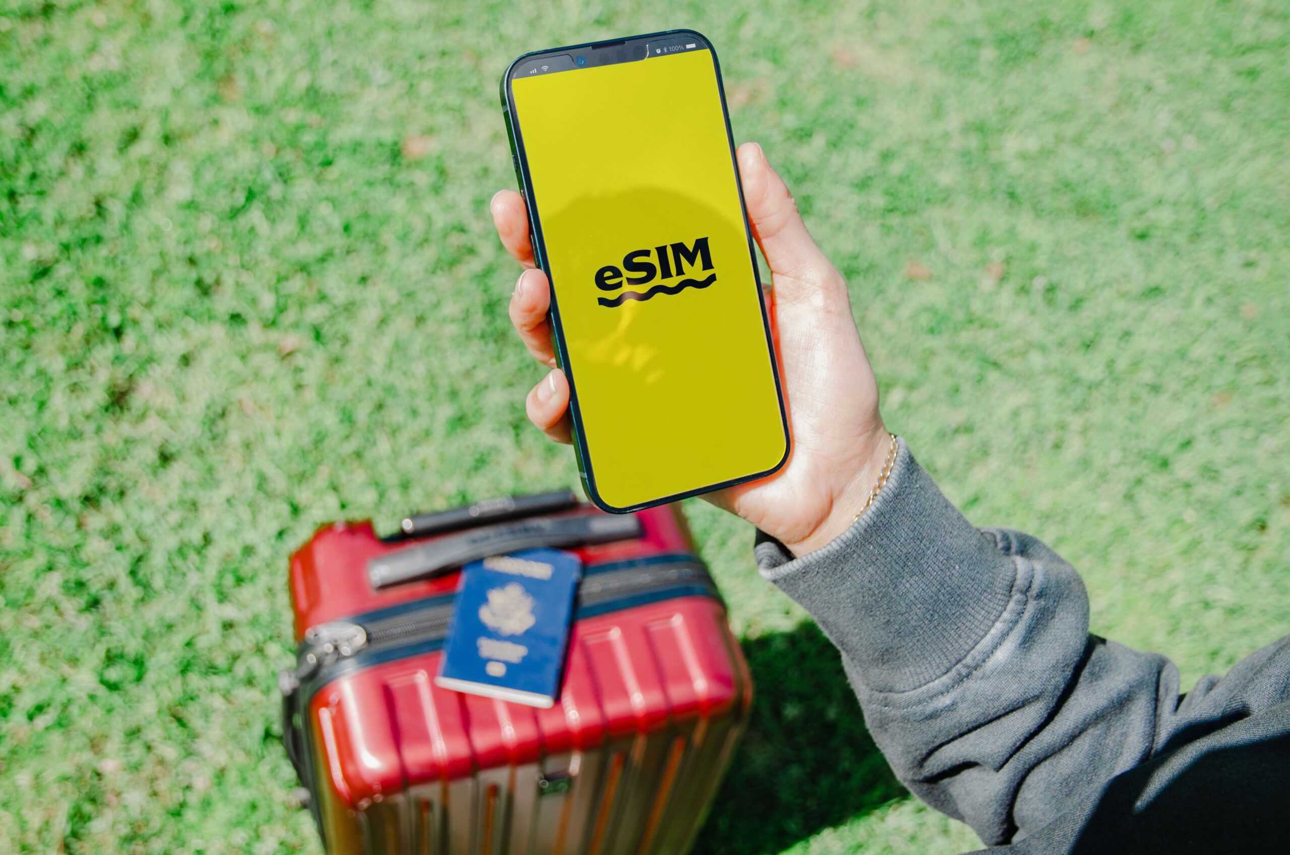 Valizin yanında eSIM kullanan akıllı telefon