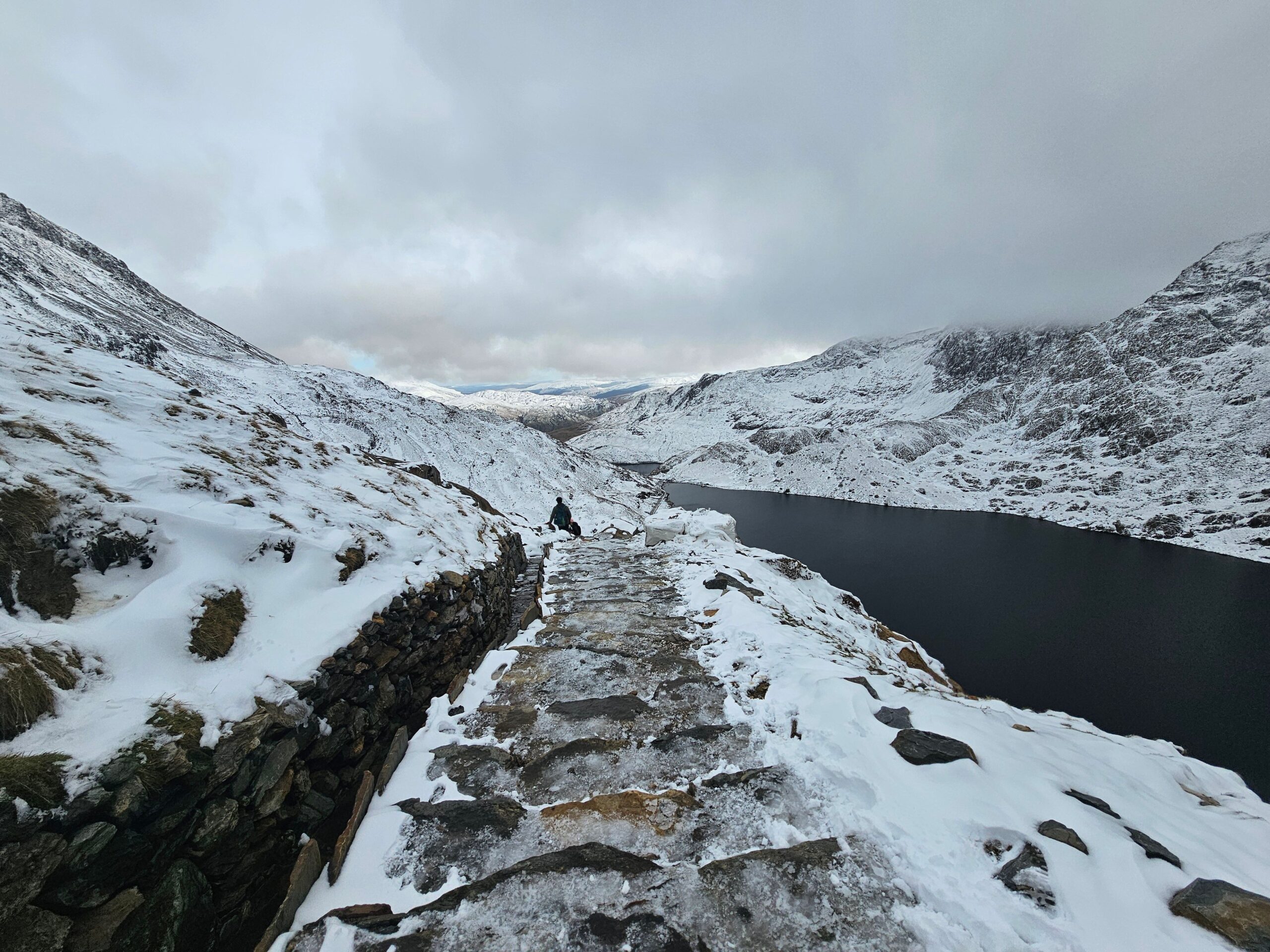 Galler Snowdonia bölgesinde karla kaplı dağ yolu