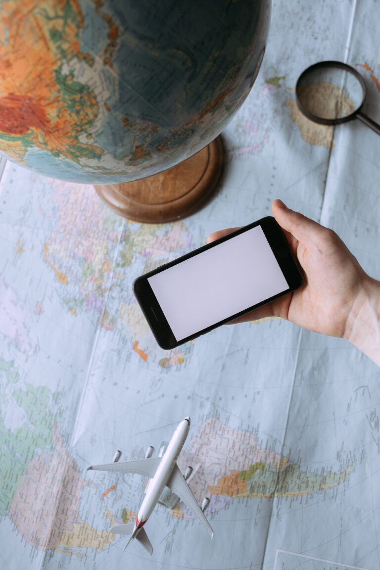 Akıllı telefon, dünya küresi ve uçakla dijital seyahat planlaması