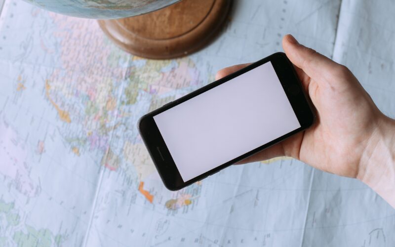 Akıllı telefon, dünya küresi ve uçakla dijital seyahat planlaması