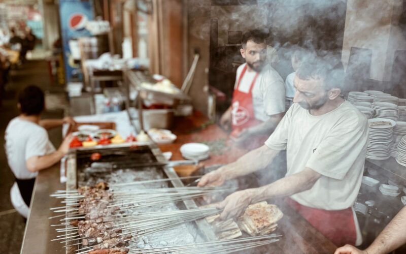 Adana'da geleneksel kebapların kömür ateşinde pişirildiği açık ızgara