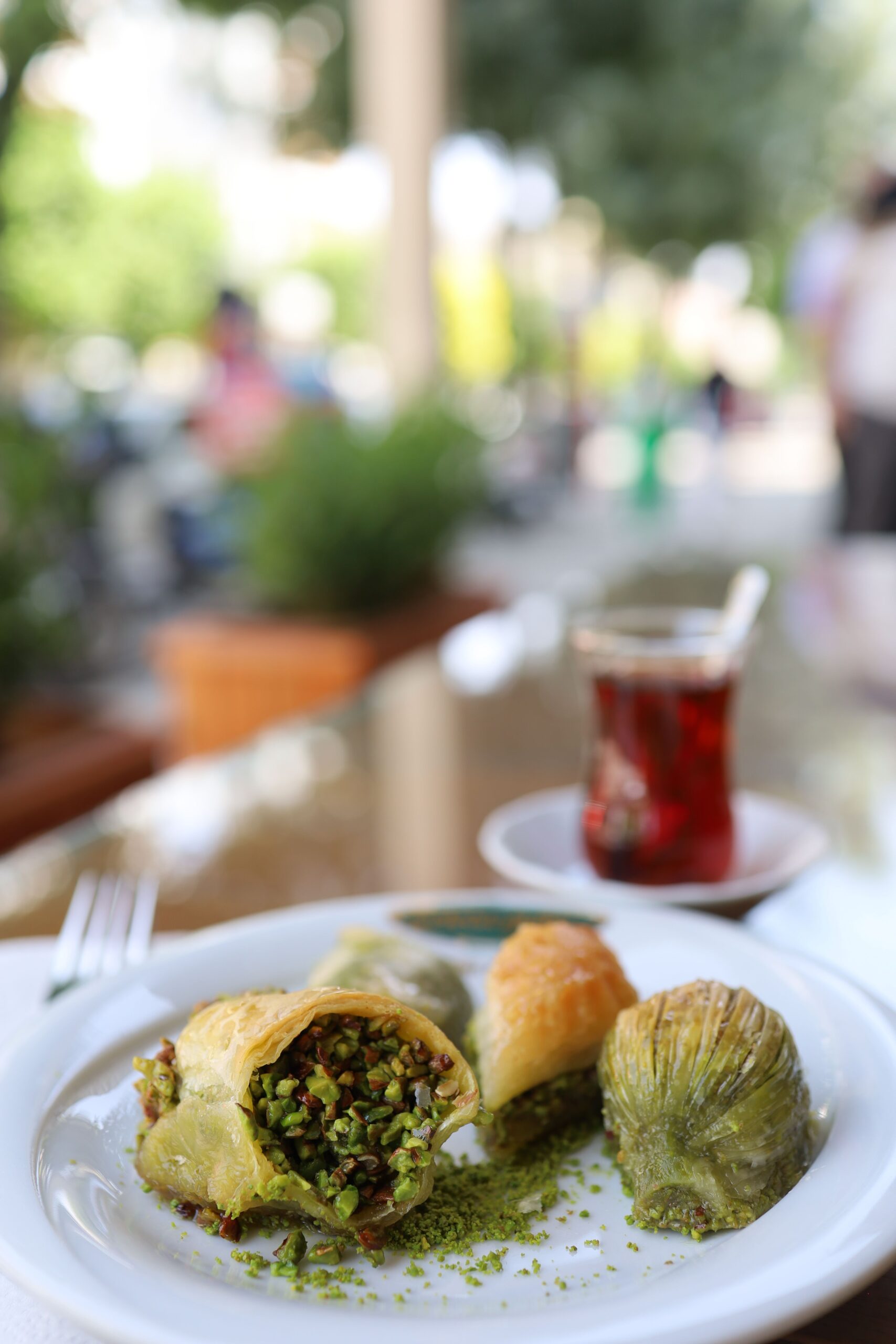 Türk mutfağından şerbetli baklava ve çay sunumu