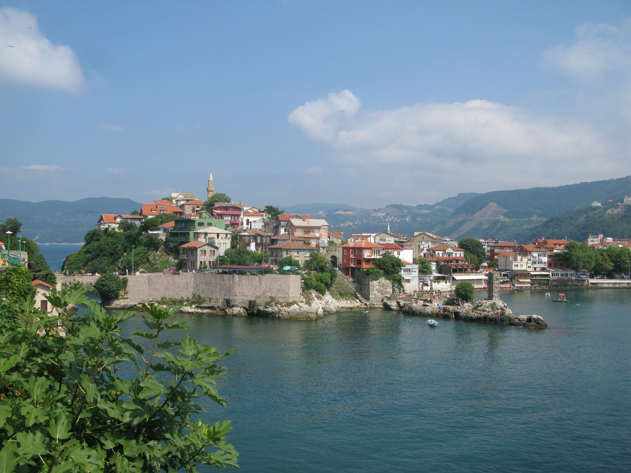 Amasra Kalesi’nin denizden görünen surları, Boztepe ve kıyı yerleşimi