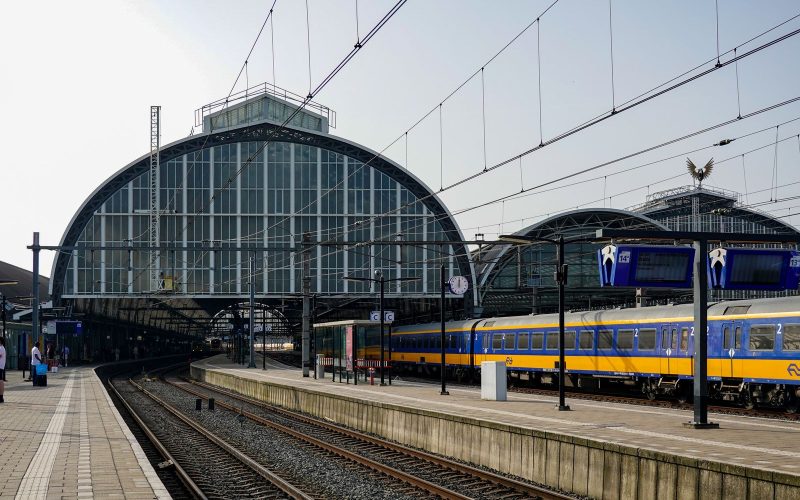 Amsterdam Centraal istasyonunun cam çatısı altındaki yolcu treni