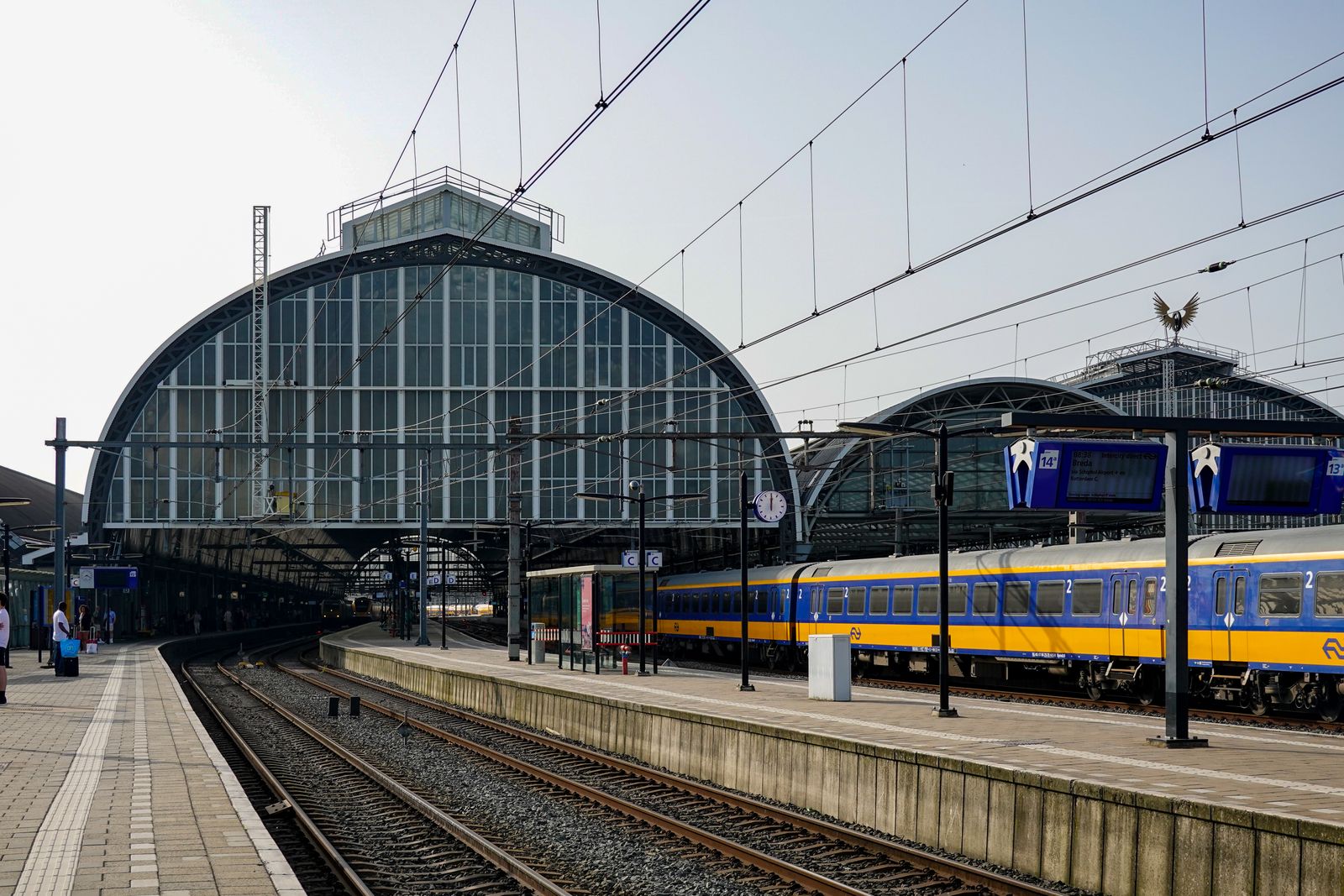 Amsterdam Centraal istasyonunun cam çatısı altındaki yolcu treni