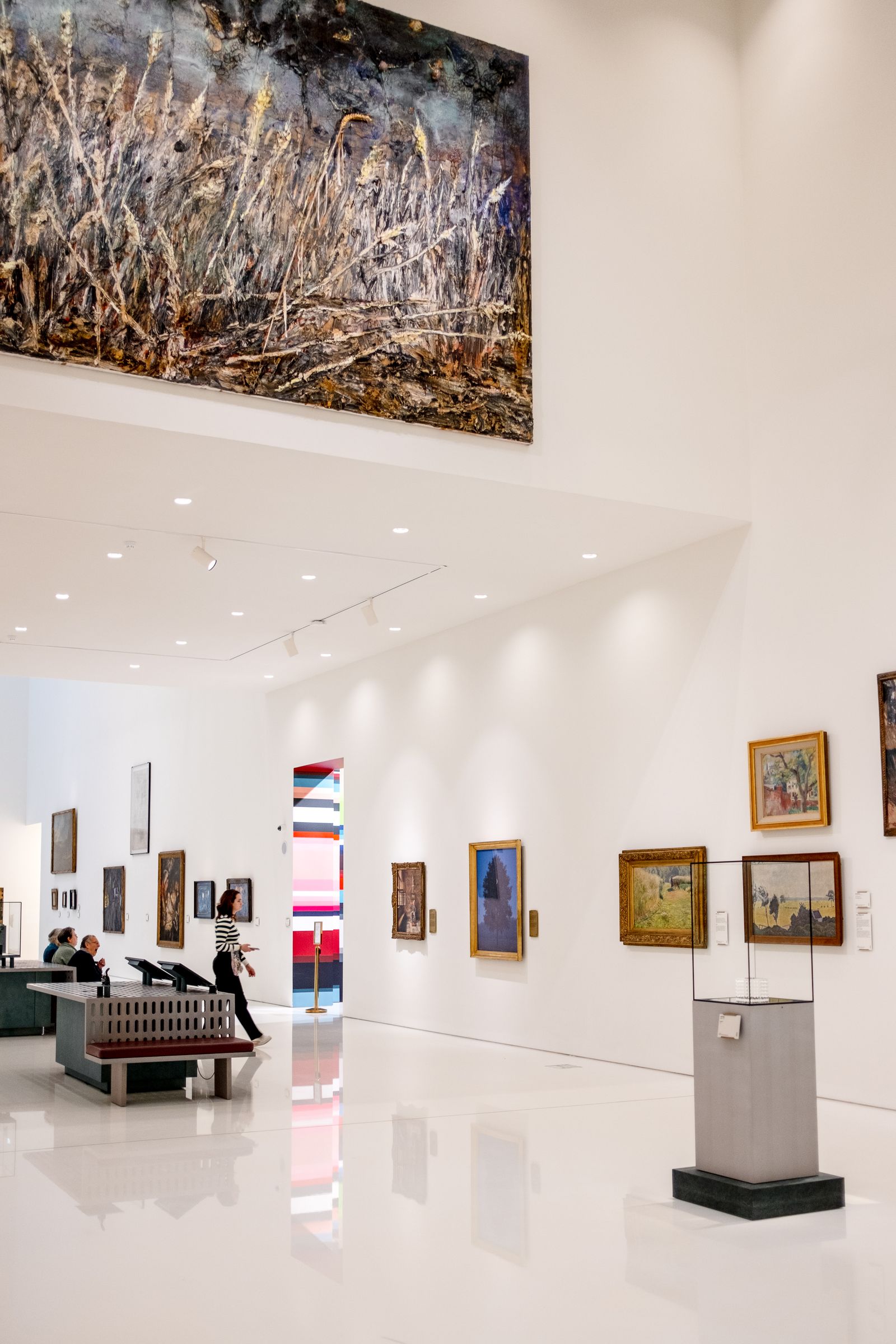 Modern bir sanat müzesinde eserleri inceleyen ziyaretçiler; temsili fotoğraf
