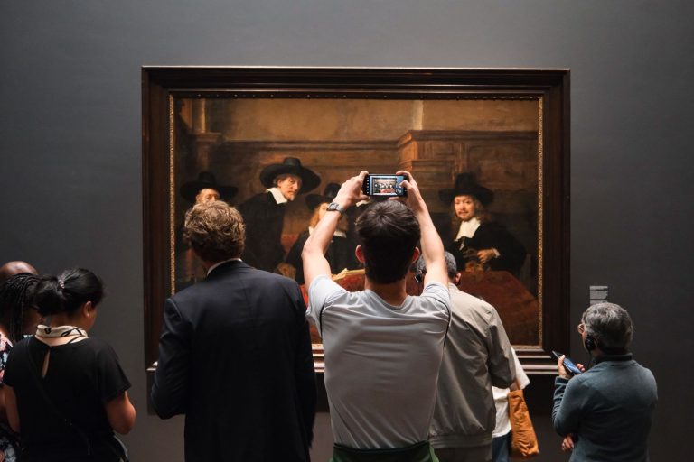 Amsterdam’da bir müze galerisinde eserleri inceleyen ziyaretçiler; temsili fotoğraf