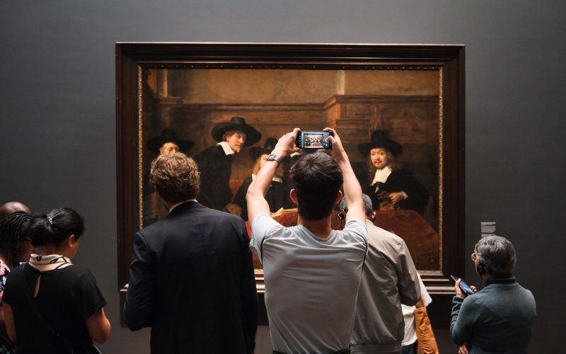 Amsterdam’da bir müze galerisinde eserleri inceleyen ziyaretçiler; temsili fotoğraf