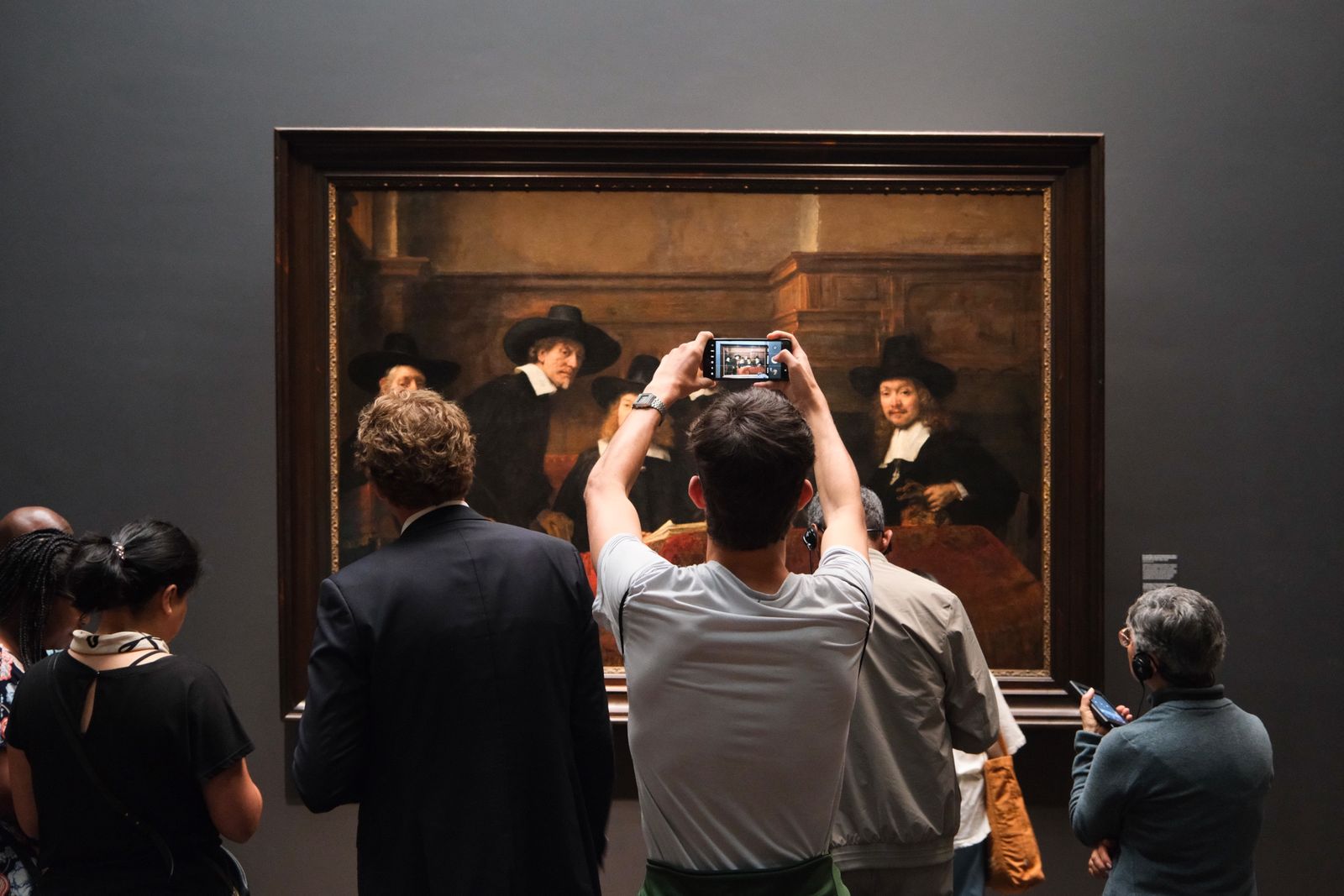 Amsterdam’da bir müze galerisinde eserleri inceleyen ziyaretçiler; temsili fotoğraf