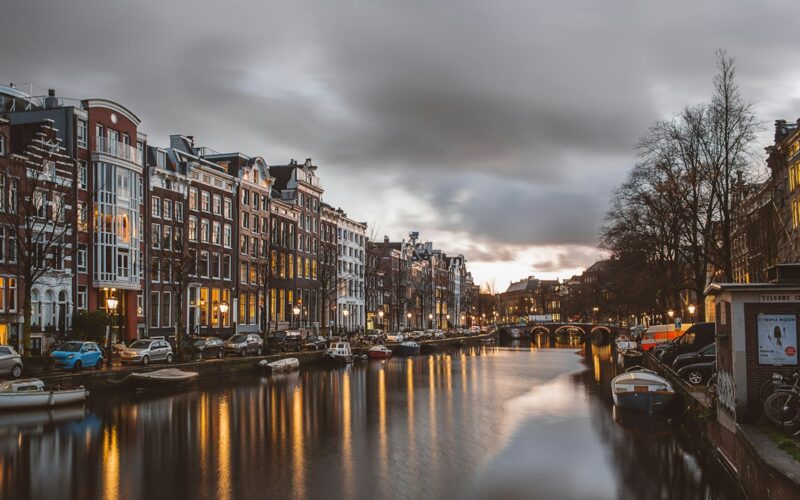Amsterdam kanallarında yağmurlu bir gün