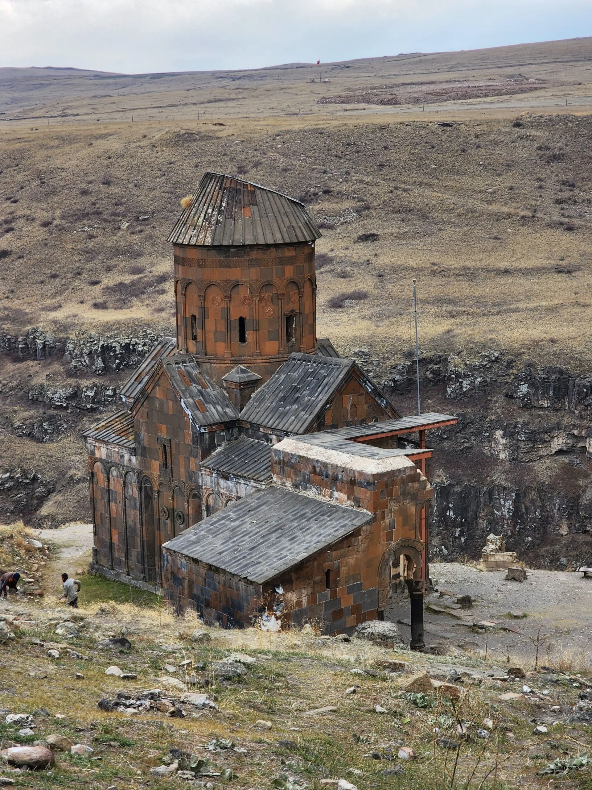 Kars’taki Ani Ören Yeri’nde geniş açık arazide yükselen tarihî katedral kalıntısı