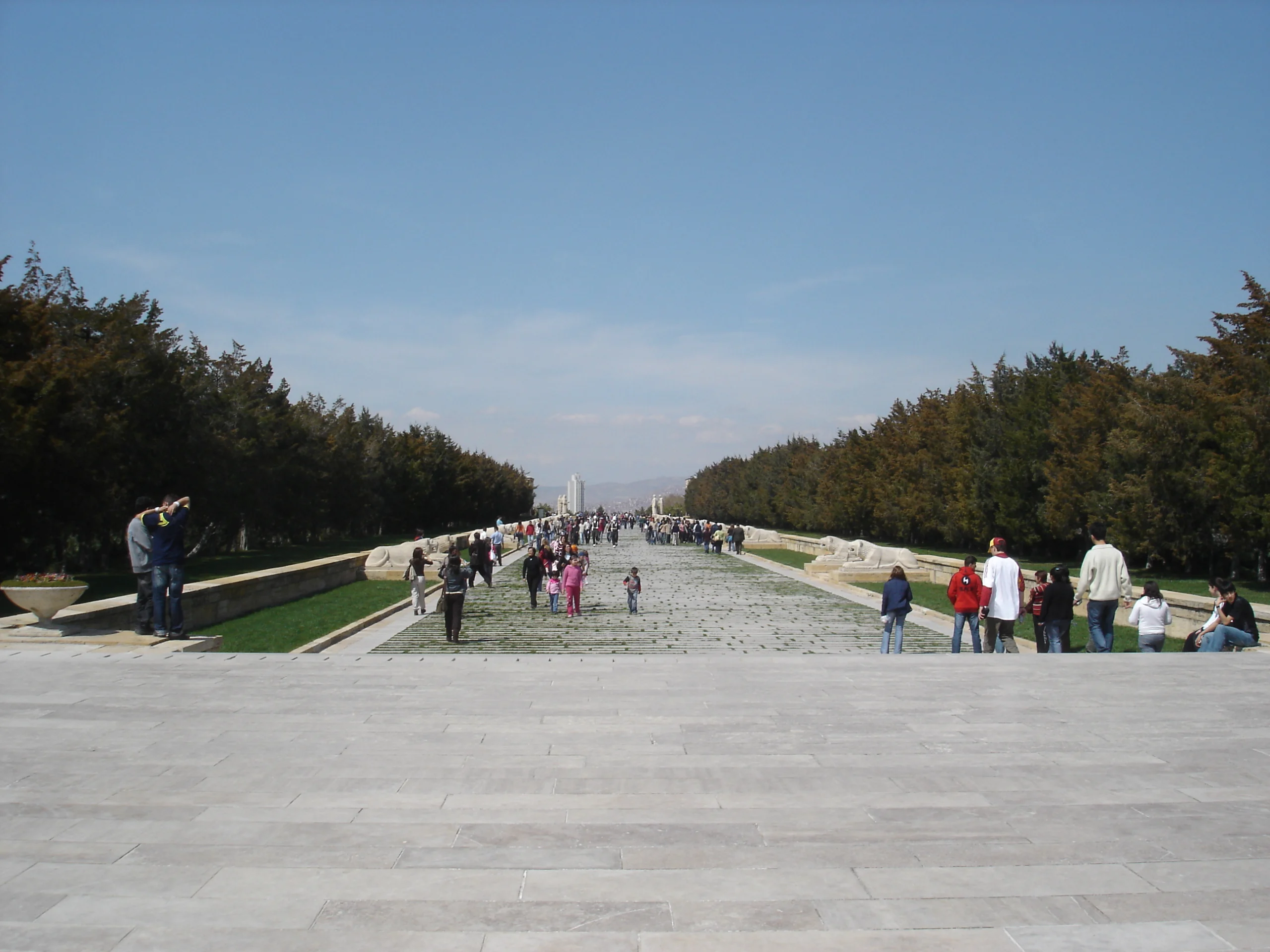 Anıtkabir’de ağaçların arasından mozoleye uzanan Aslanlı Yol