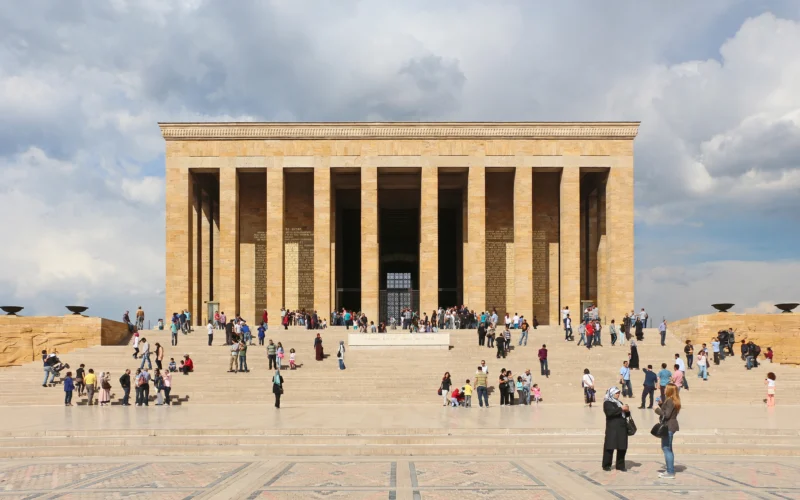 Anıtkabir’in Şeref Salonu ve önündeki merdivenler