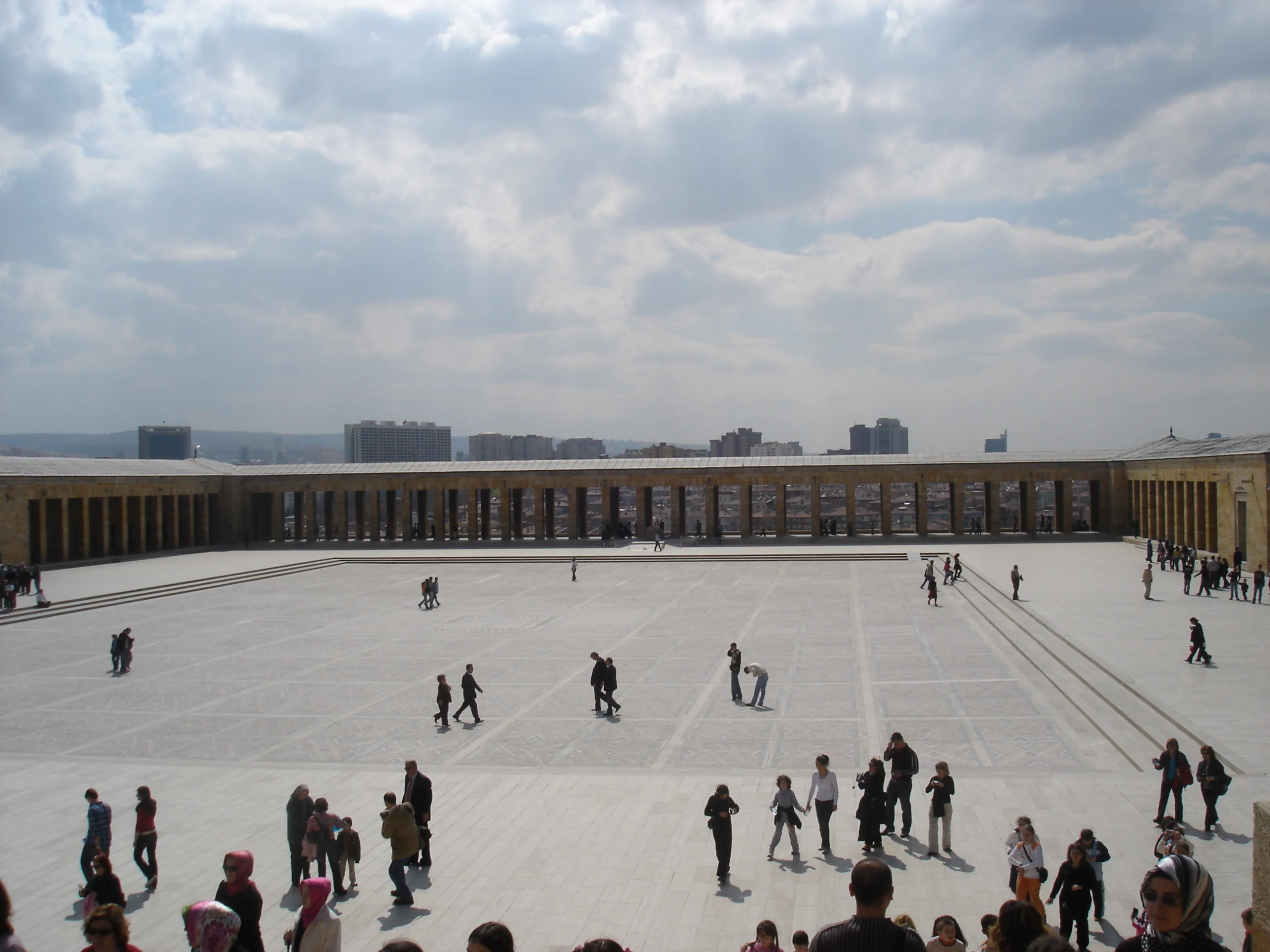Anıtkabir’in geniş Tören Meydanı ve çevresindeki sütunlu yapı