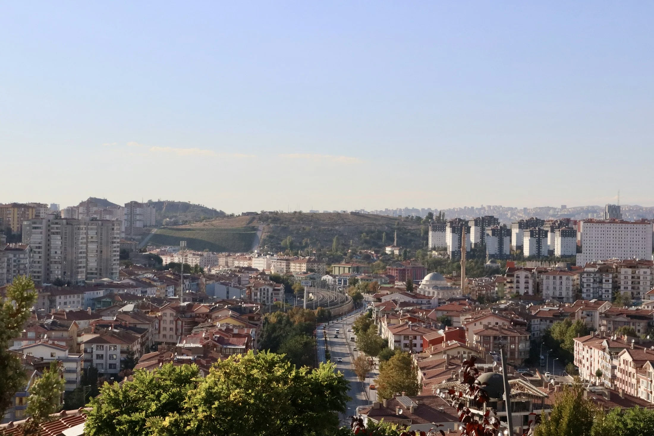 Ankara’nın farklı yüksekliklerdeki binalarını ve şehir dokusunu gösteren geniş açı manzara
