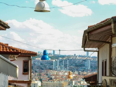 Ankara’da eski binaların arasından görünen şehir silueti ve cami kubbeleri